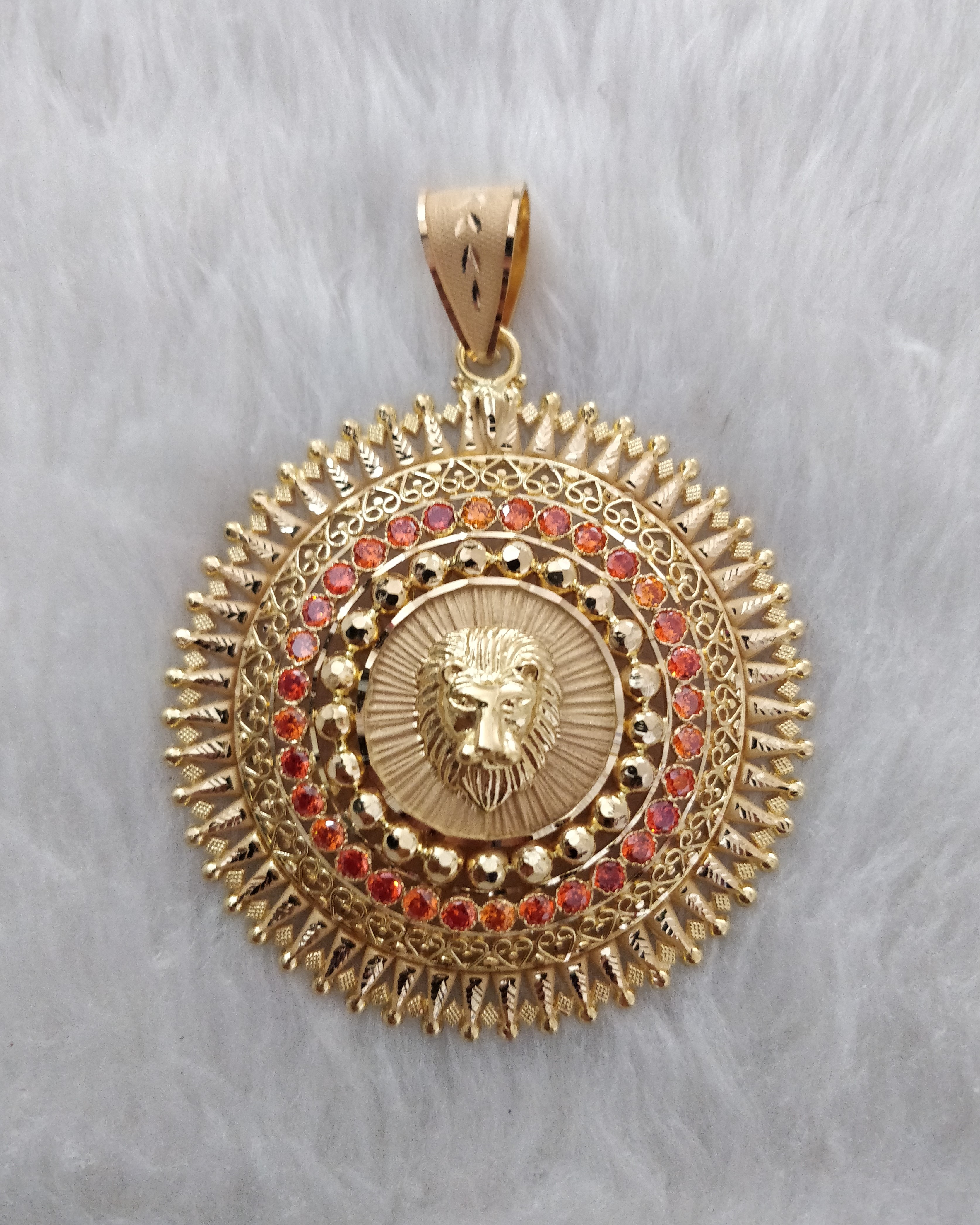 916 Gold Lion Round Pendant