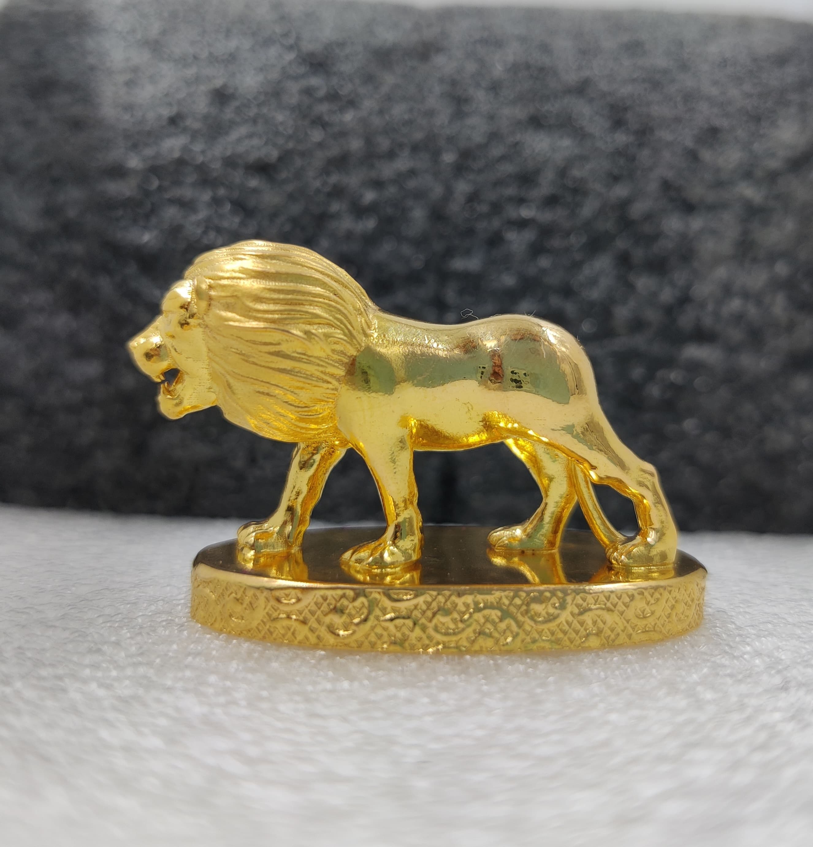 916 Gold Fancy Lione Statue