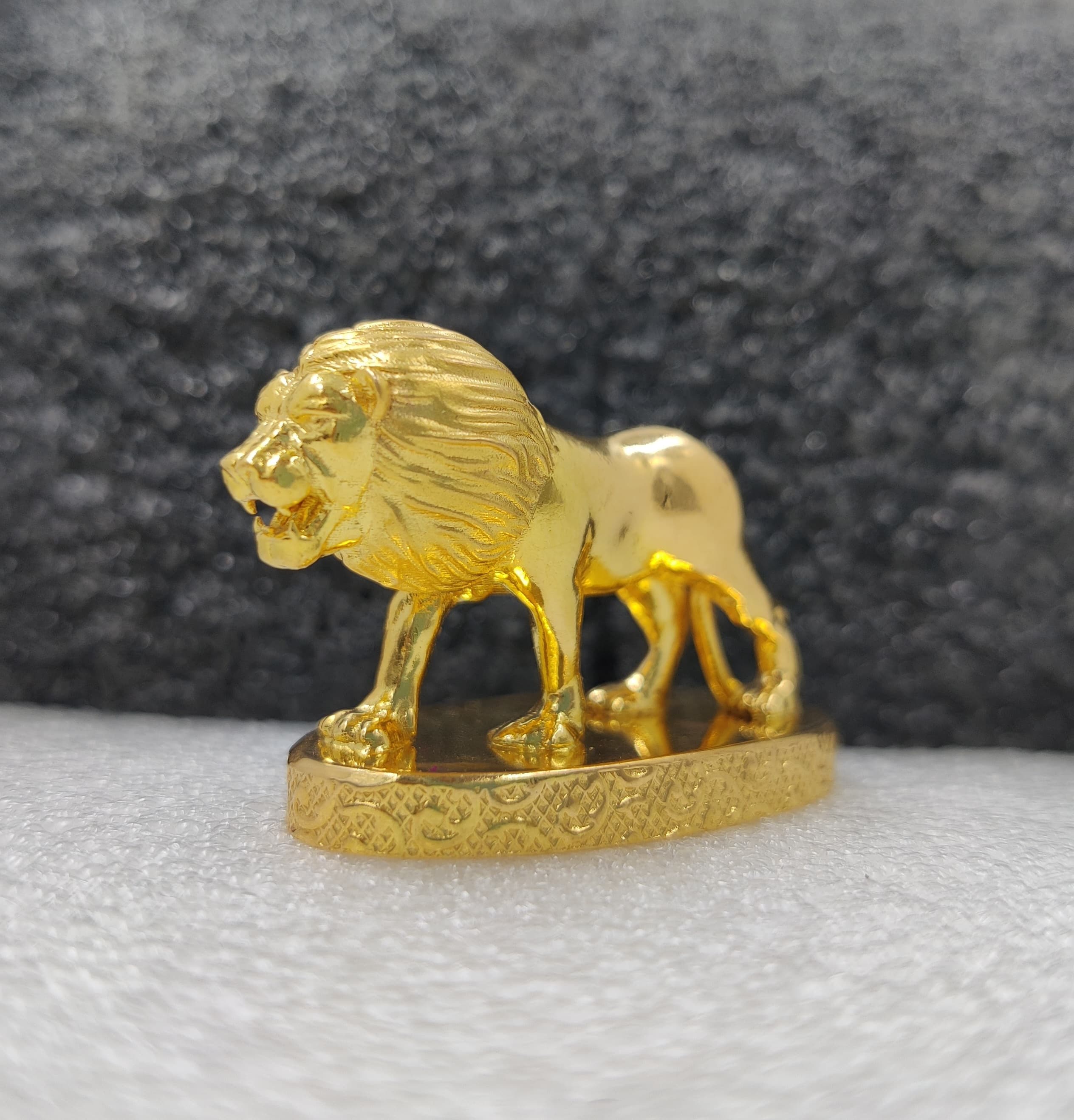 916 Gold Fancy Lione Statue