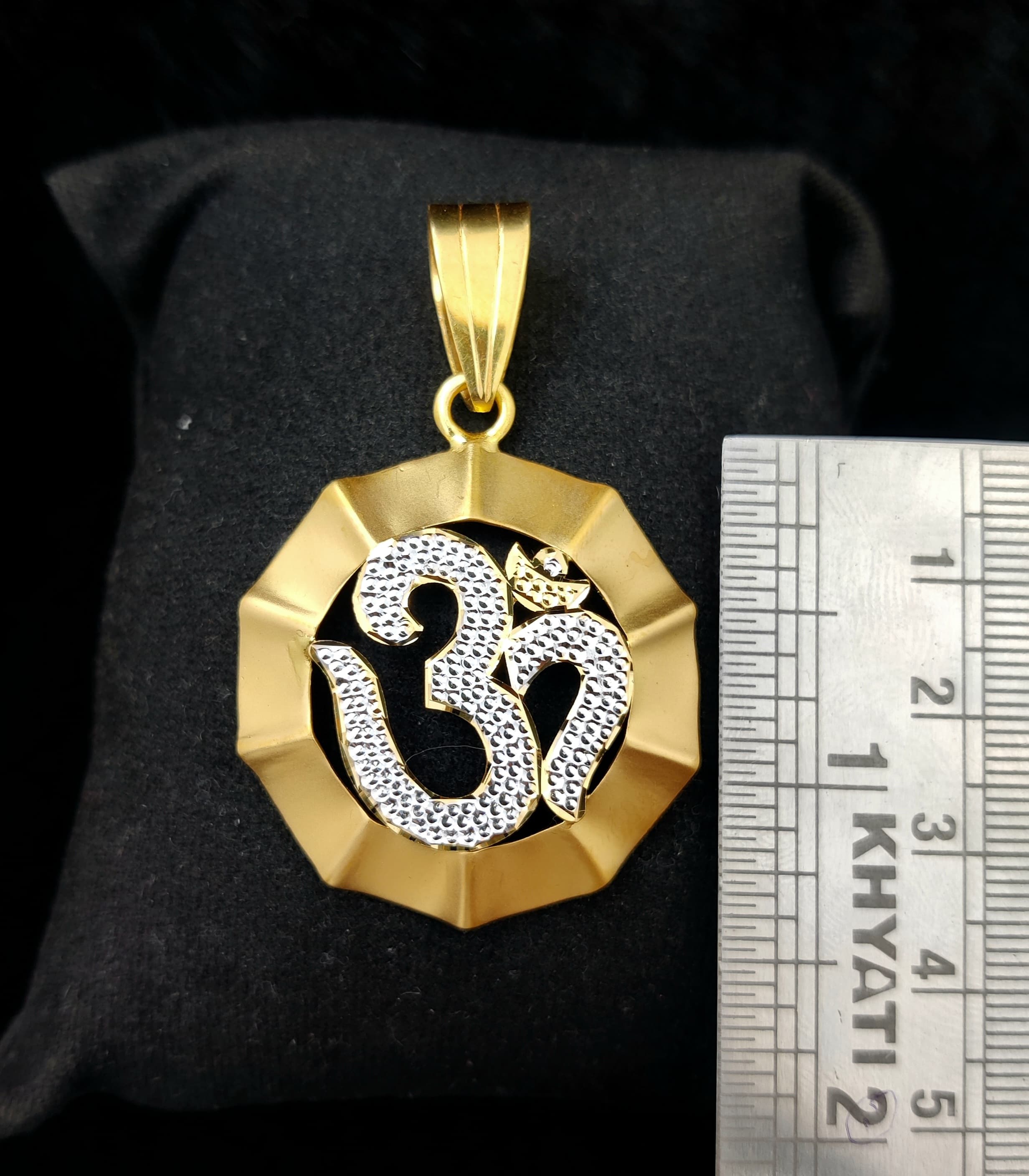 916 Gold Fancy Om Pendant