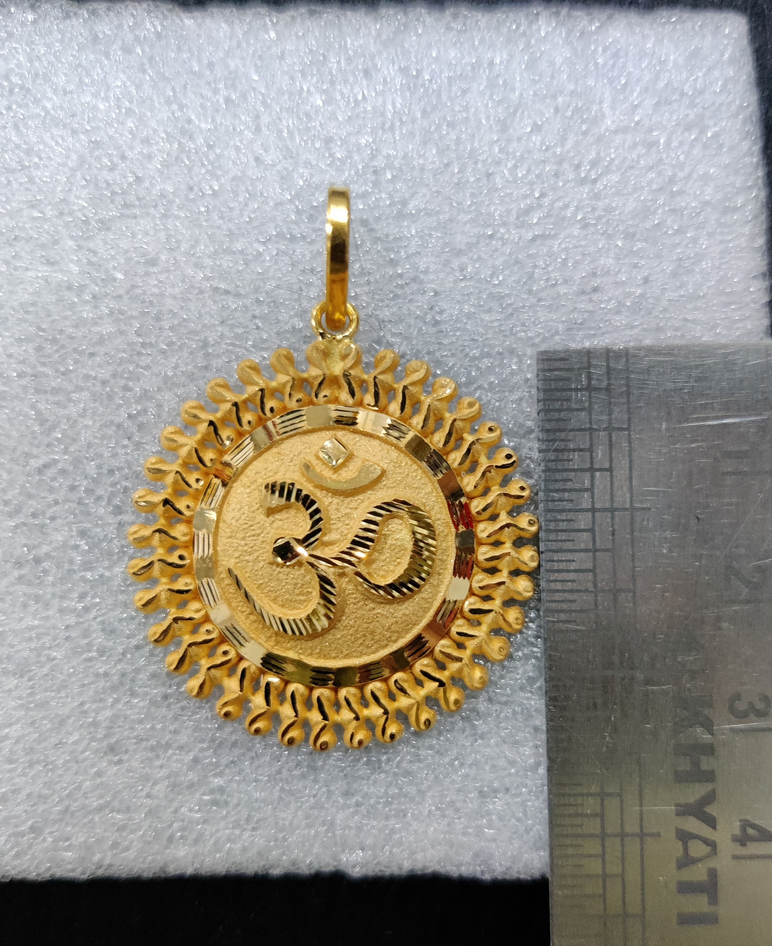 916 Gold Fancy Om Pendant