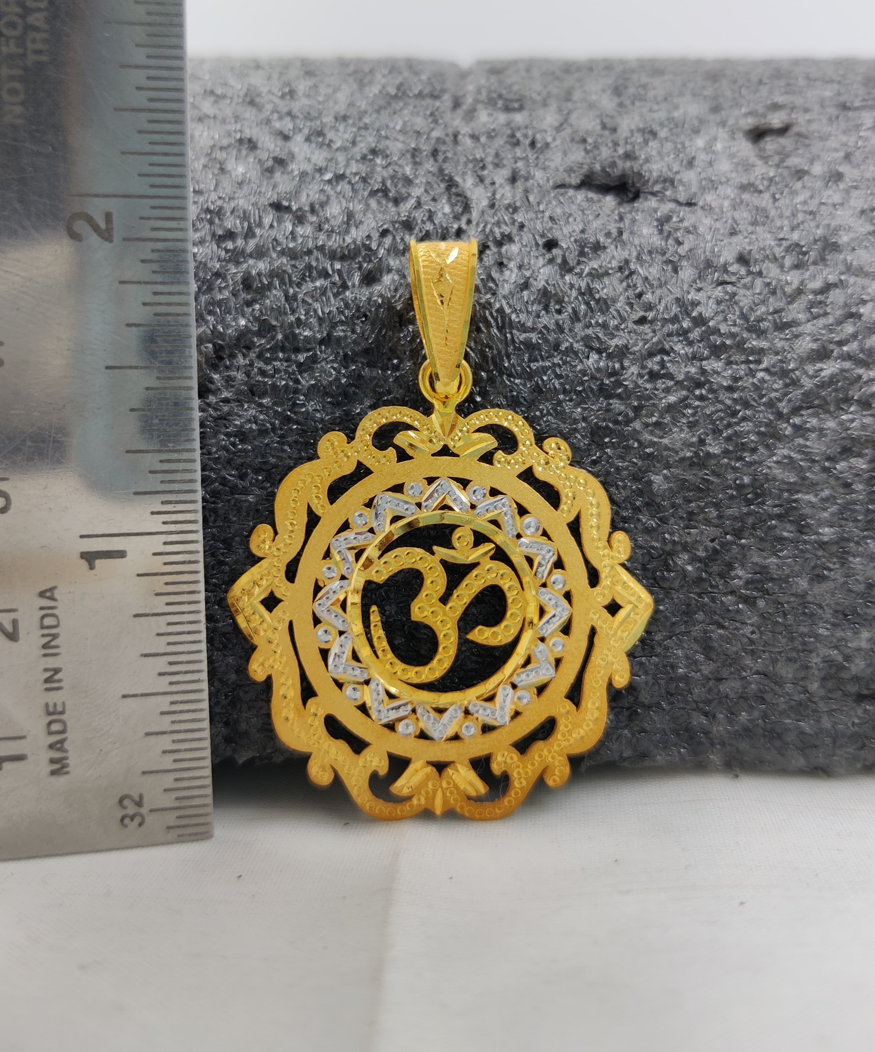 916 Gold Fancy Om Pendant