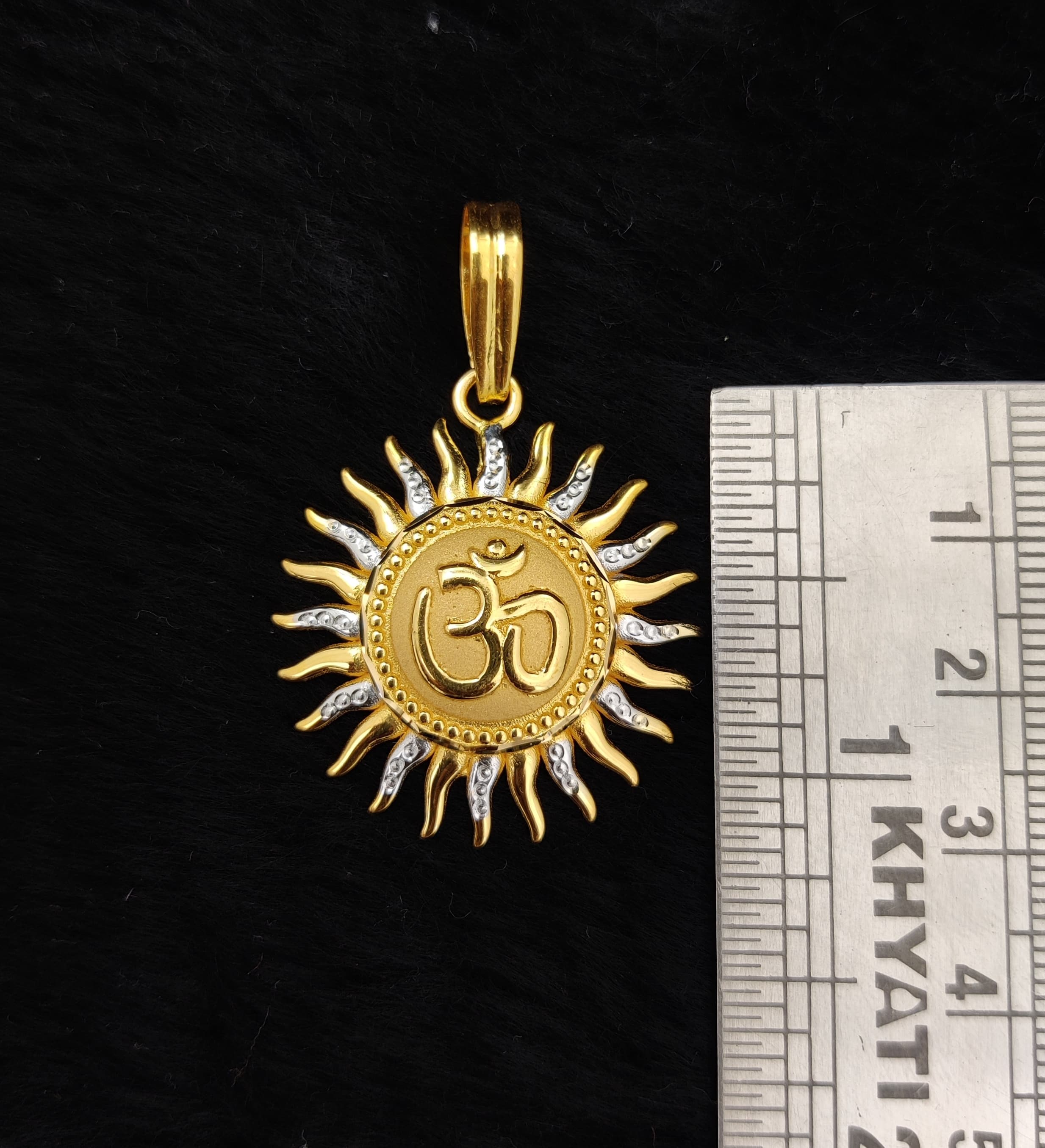 916 Gold Fancy Om Pendant
