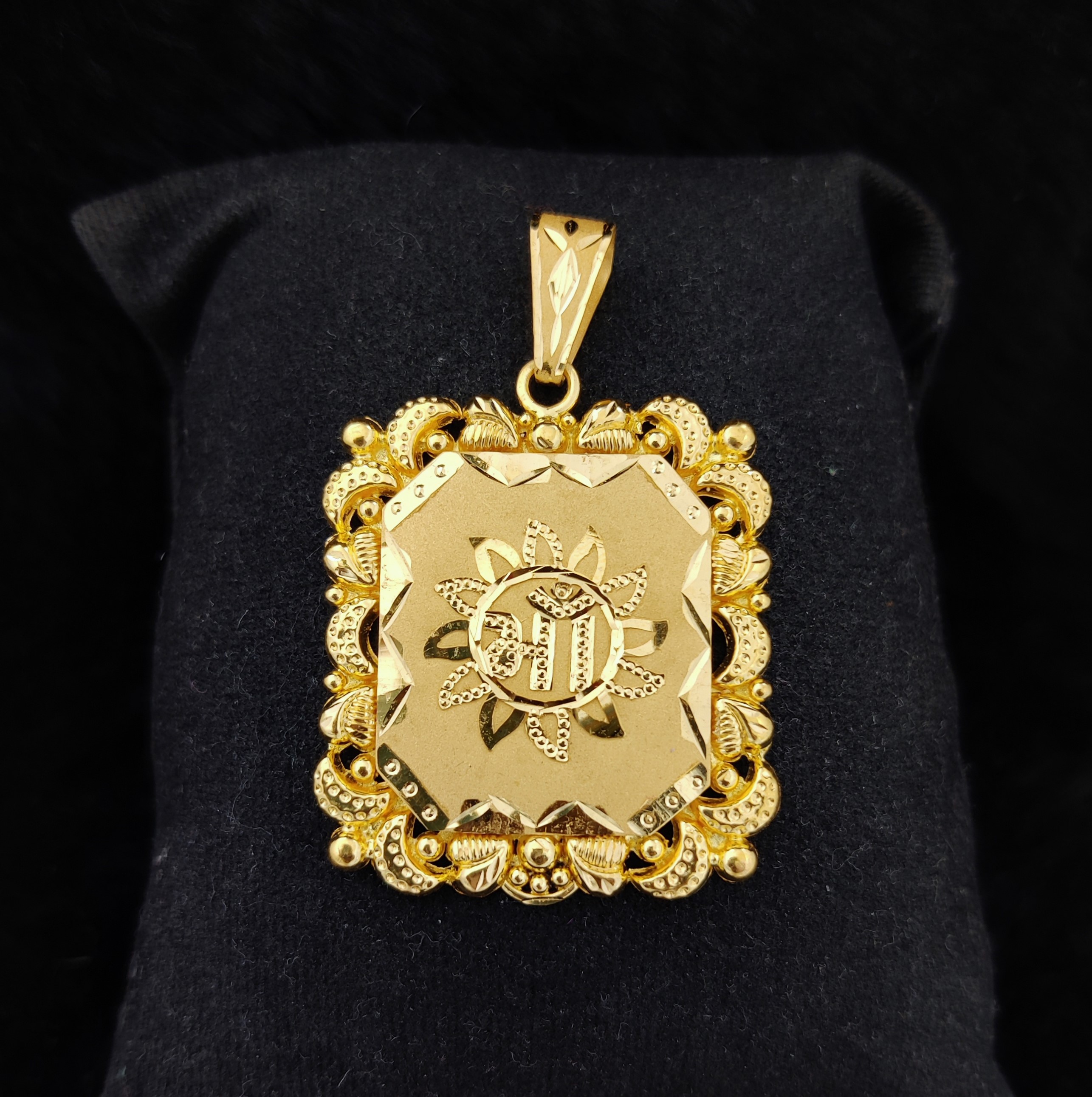 916 Gold Fancy Maa Pendant