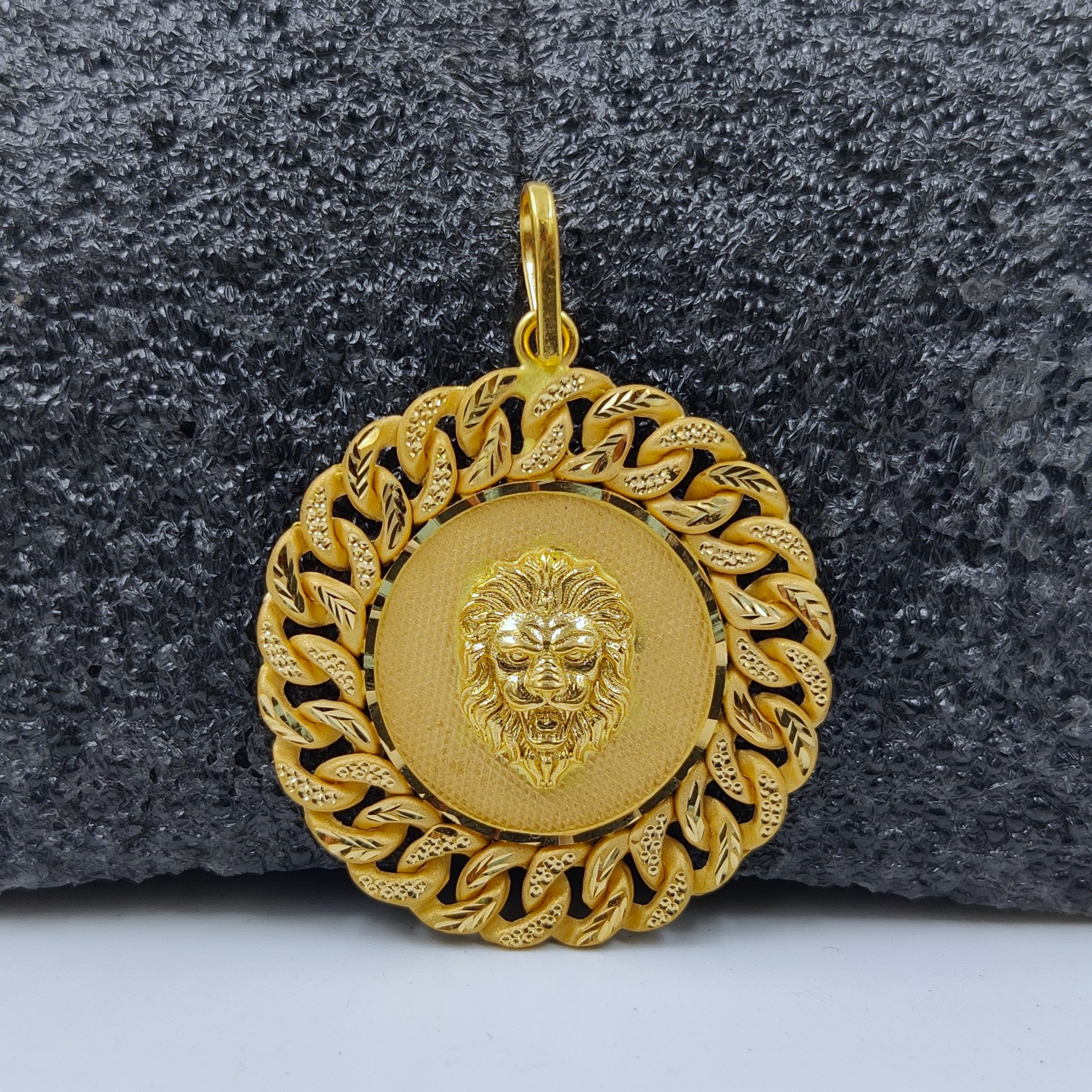 916 Gold Fancy Lione Face Pendant