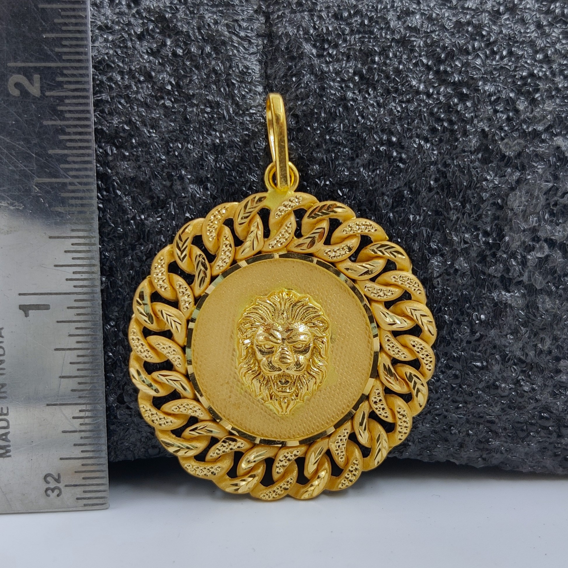 916 Gold Fancy Lione Face Pendant