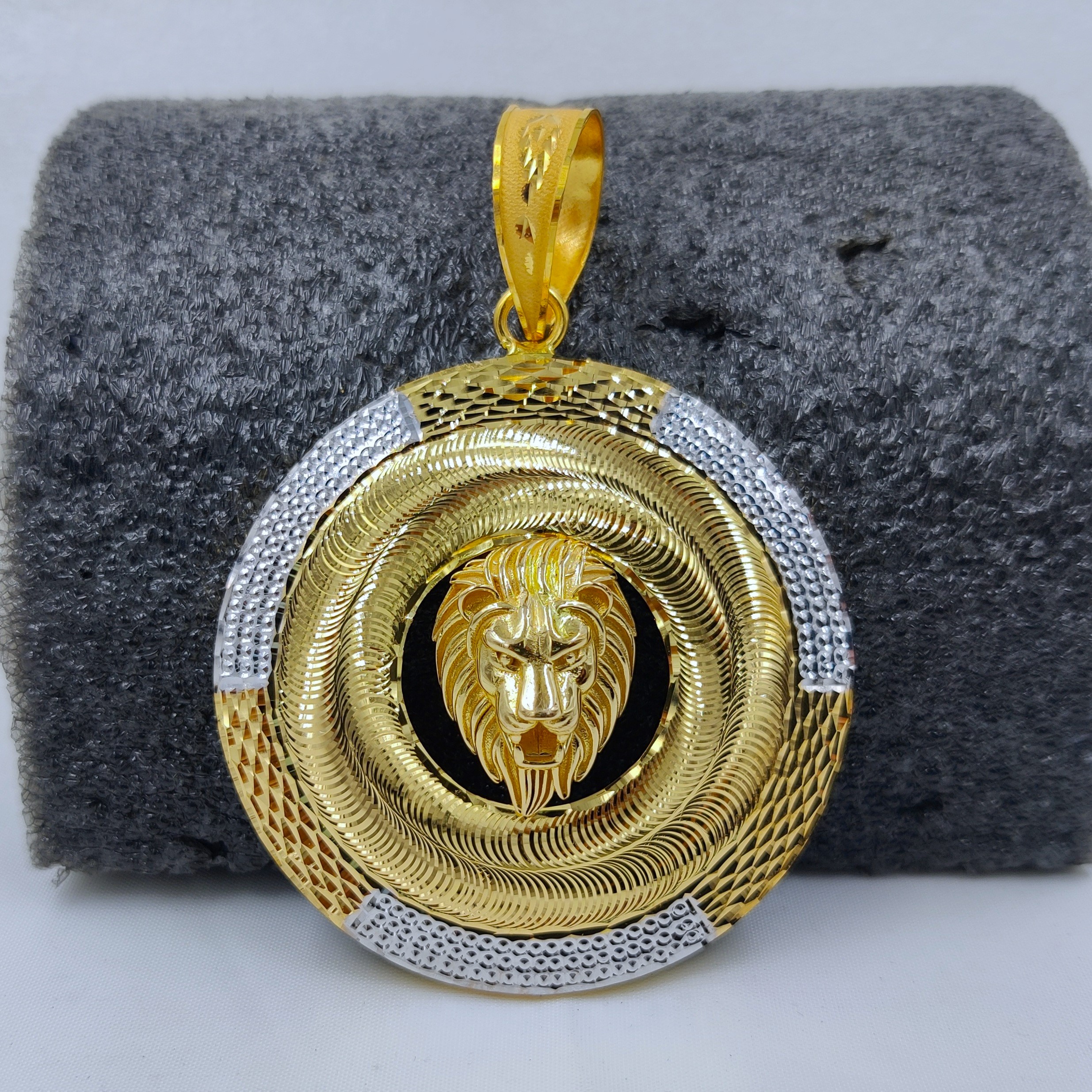 916 Gold Fancy Lione Face Pendant-38