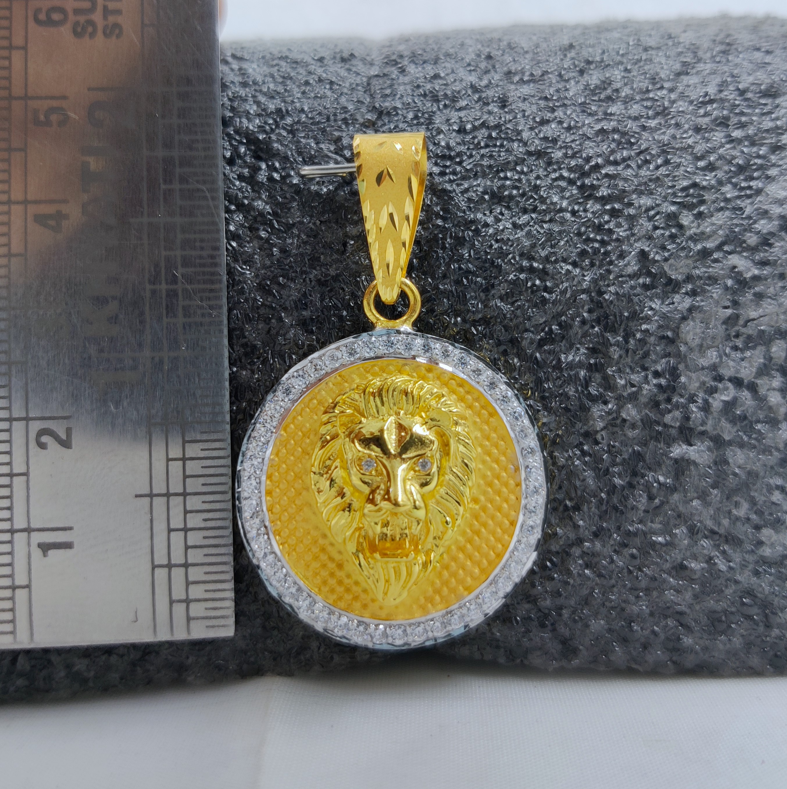 916 Gold Fancy Lion Face Pendant-42