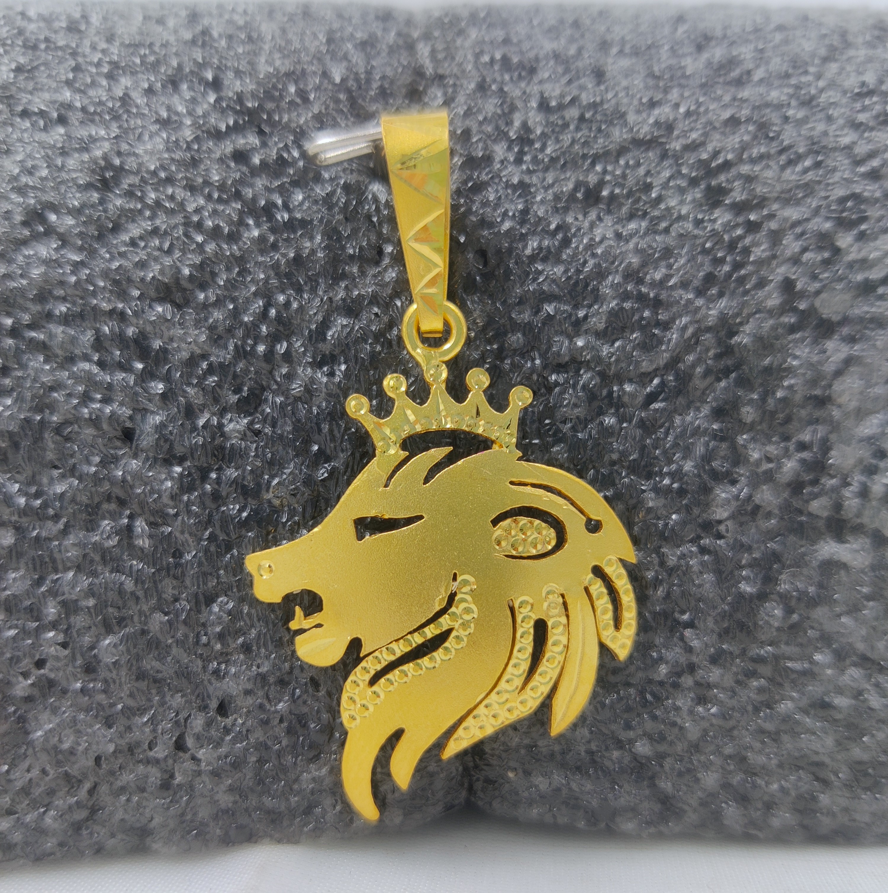 916 Gold Fancy Lion Face Pendant-44