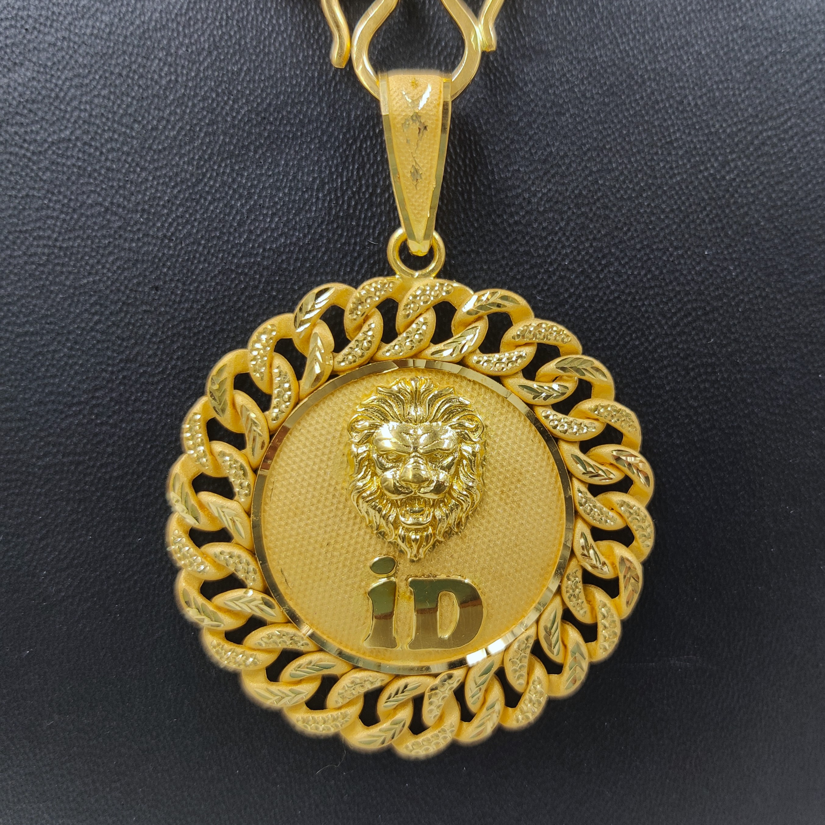916 Gold Fancy Lion Face Pendant-46