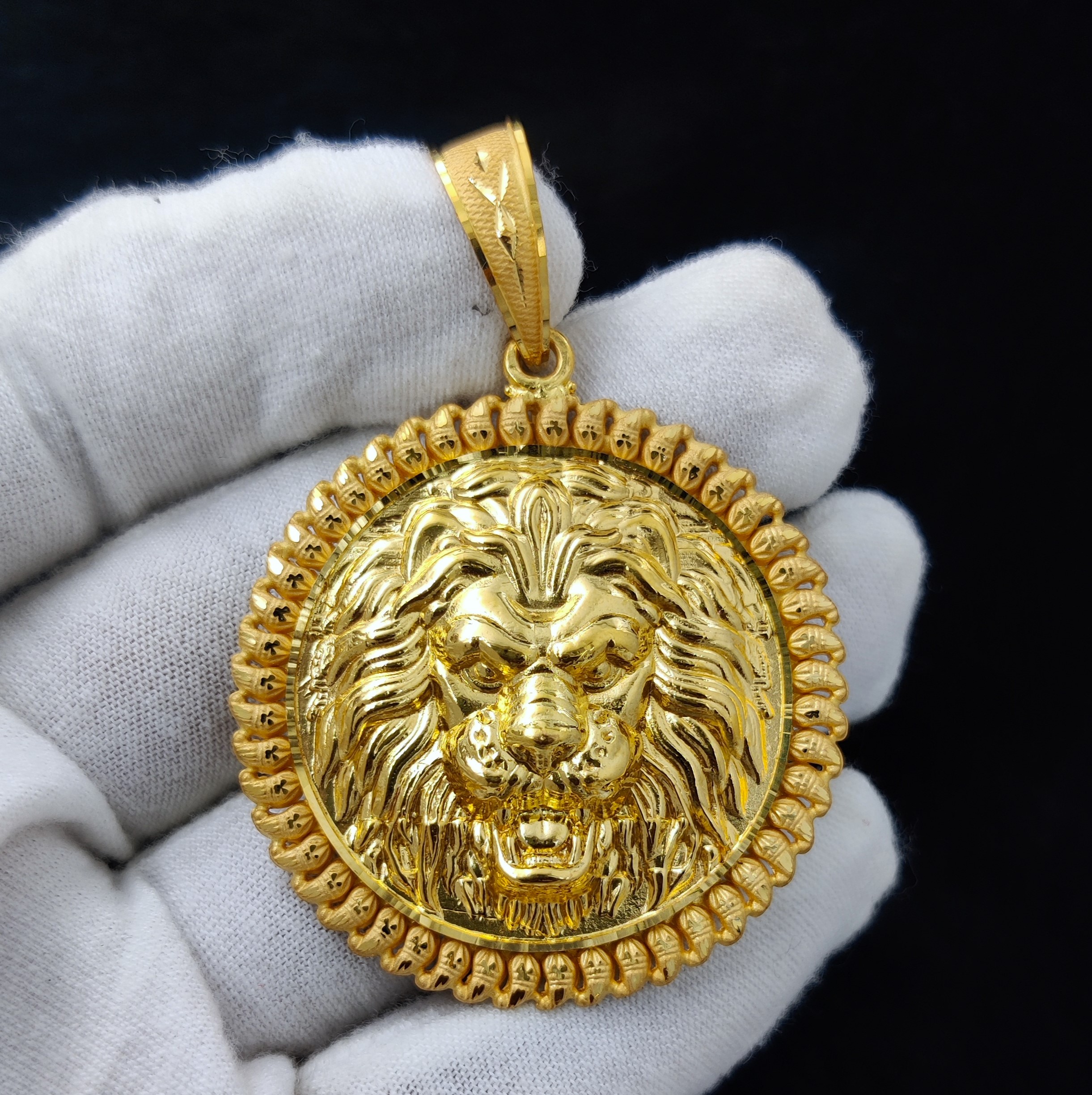 916 Gold Fancy Lion Face Pendant-47