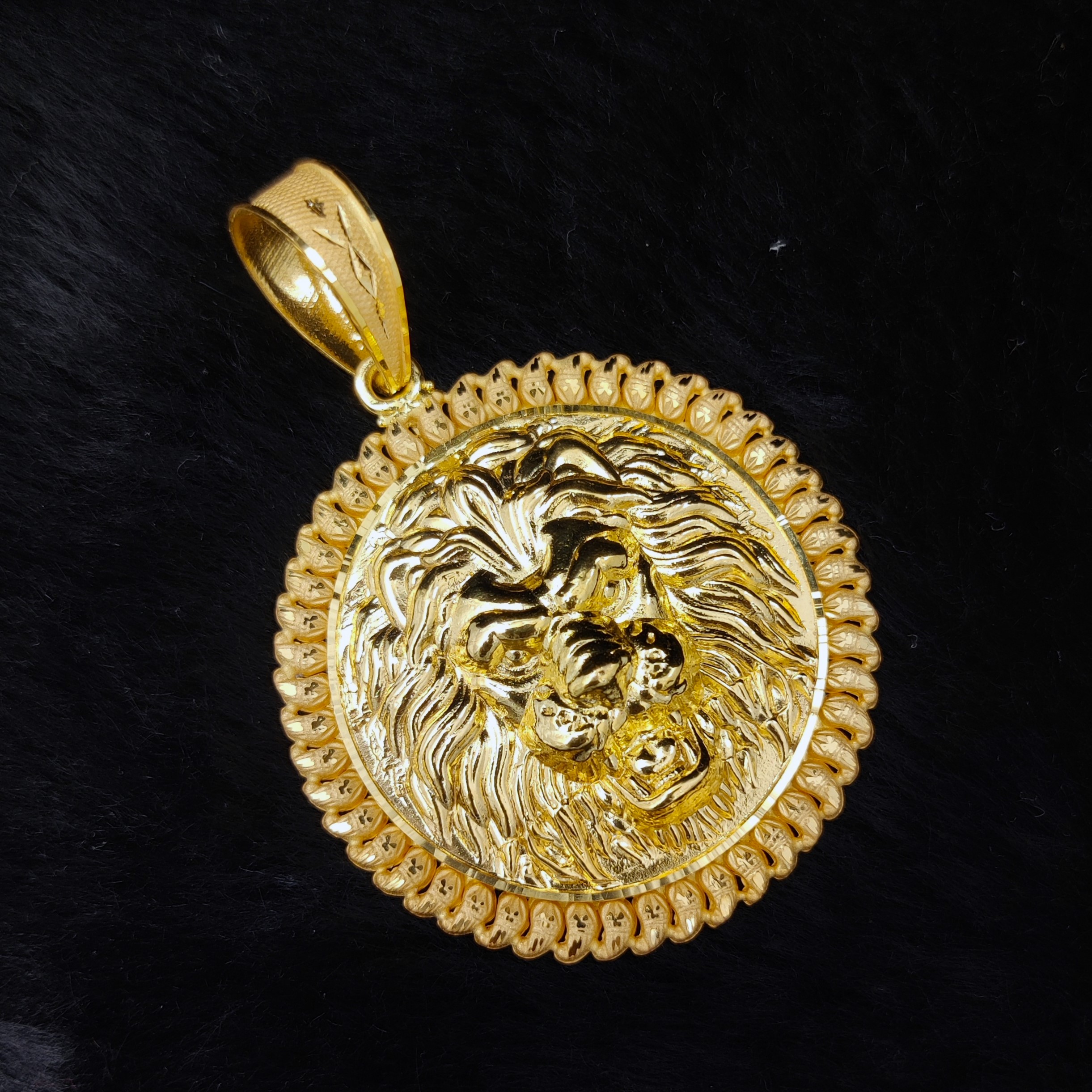 916 Gold Fancy Lion Face Pendant-47