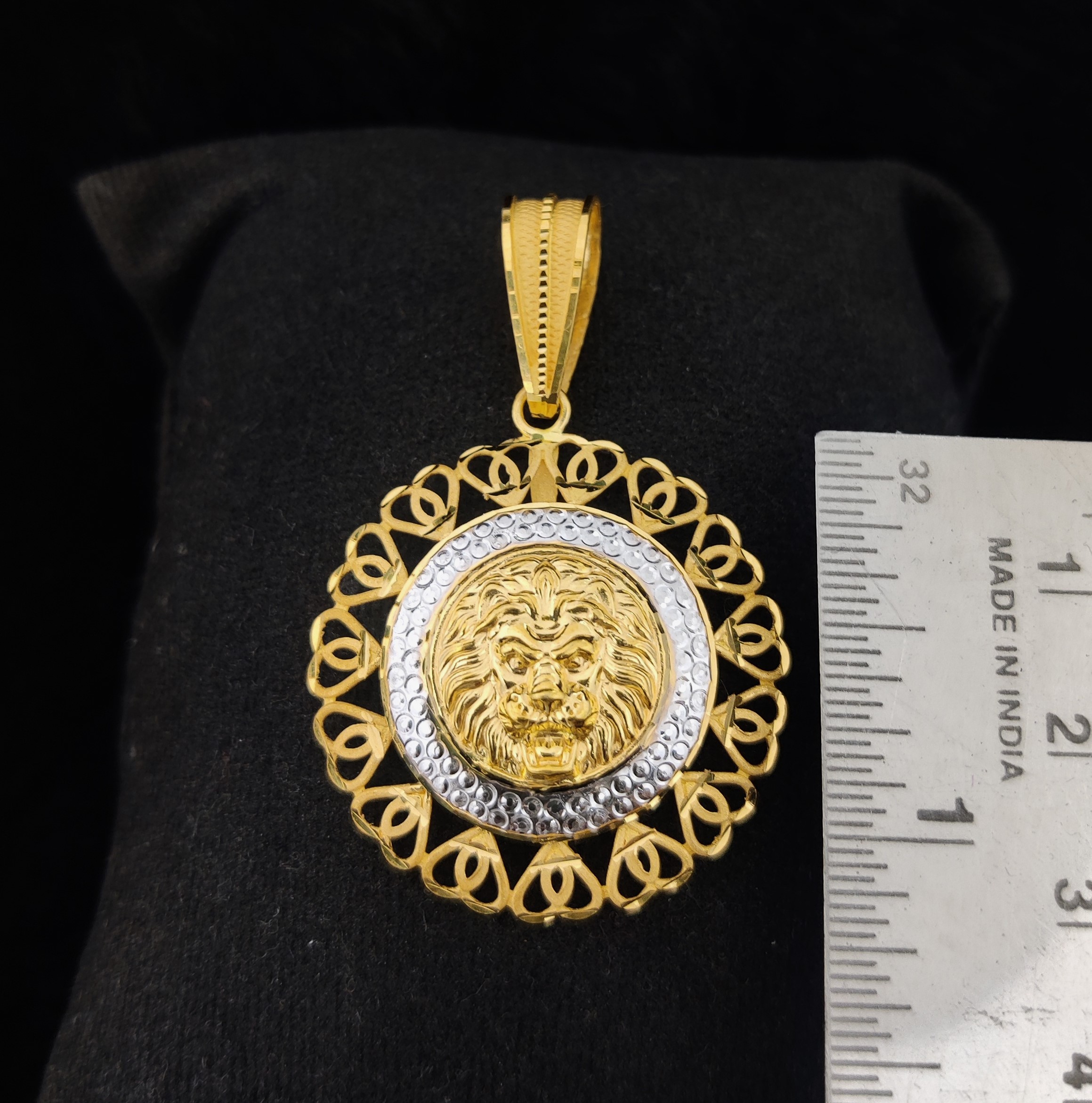 916 Gold Fancy Lion Face Pendant-52