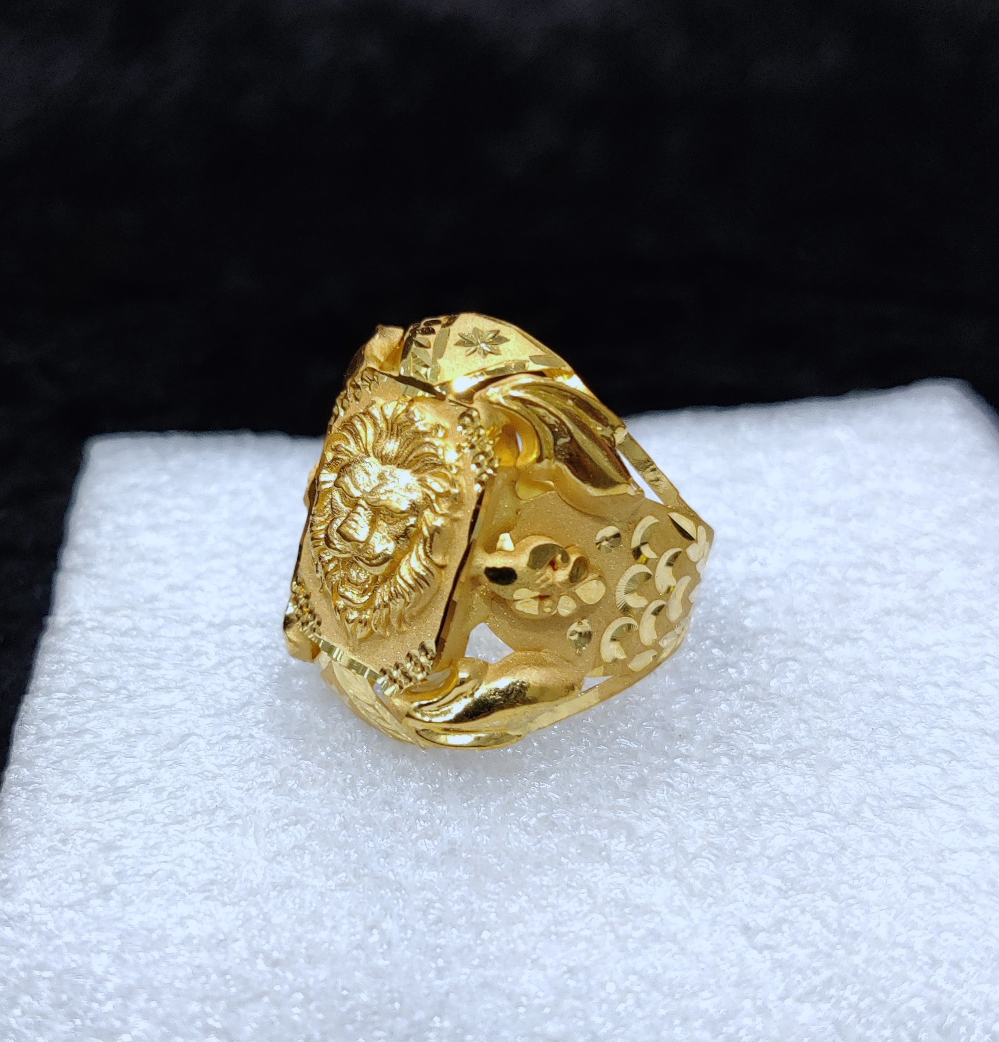 916 Gold Fancy Lione Face Ring