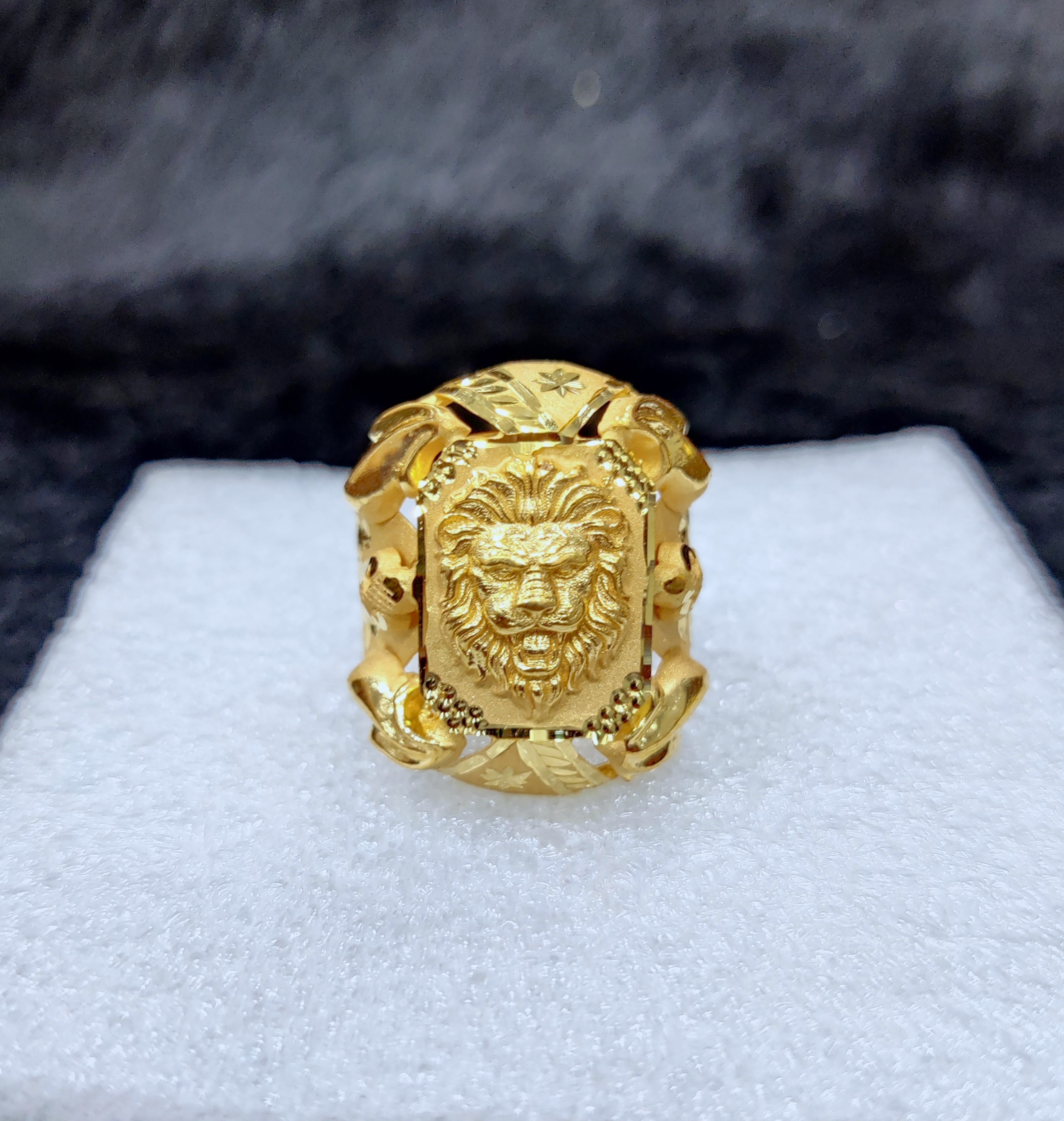 916 Gold Fancy Lione Face Ring