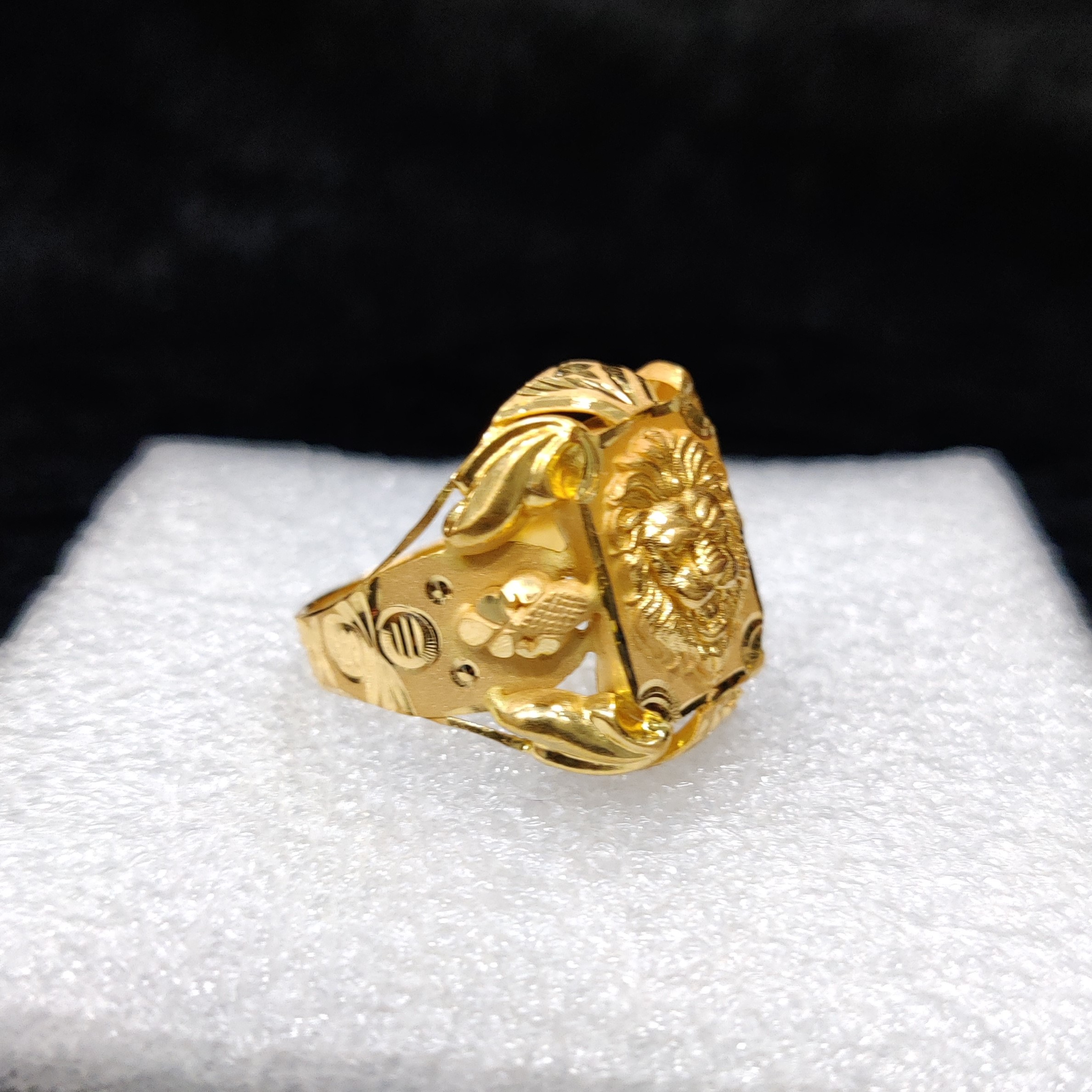 916 Gold Fancy Lione Face Ring