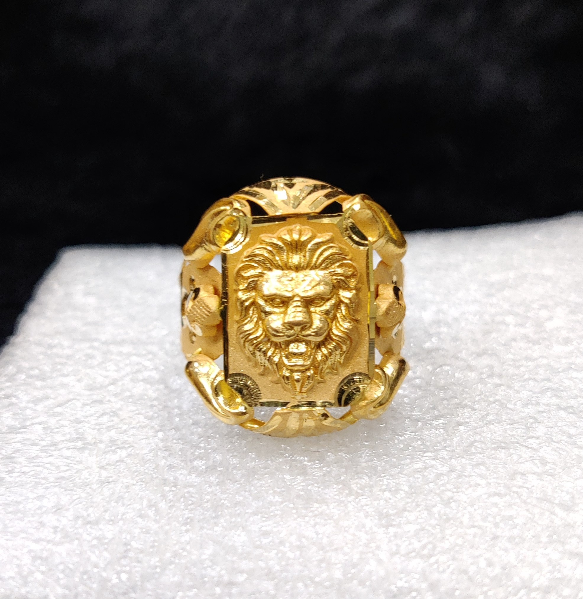 916 Gold Fancy Lione Face Ring