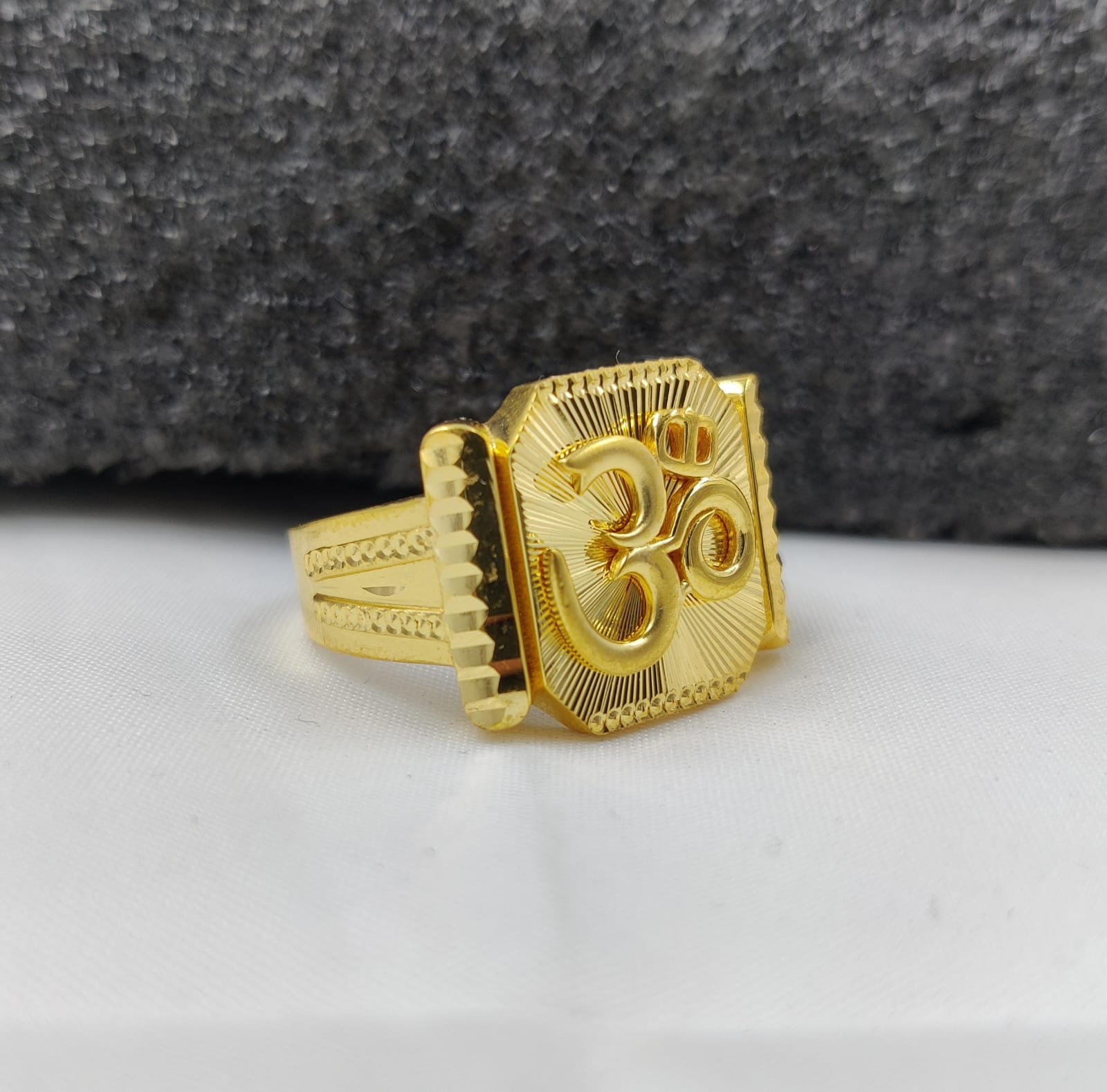 916 Gold Fancy Gold Om Ring